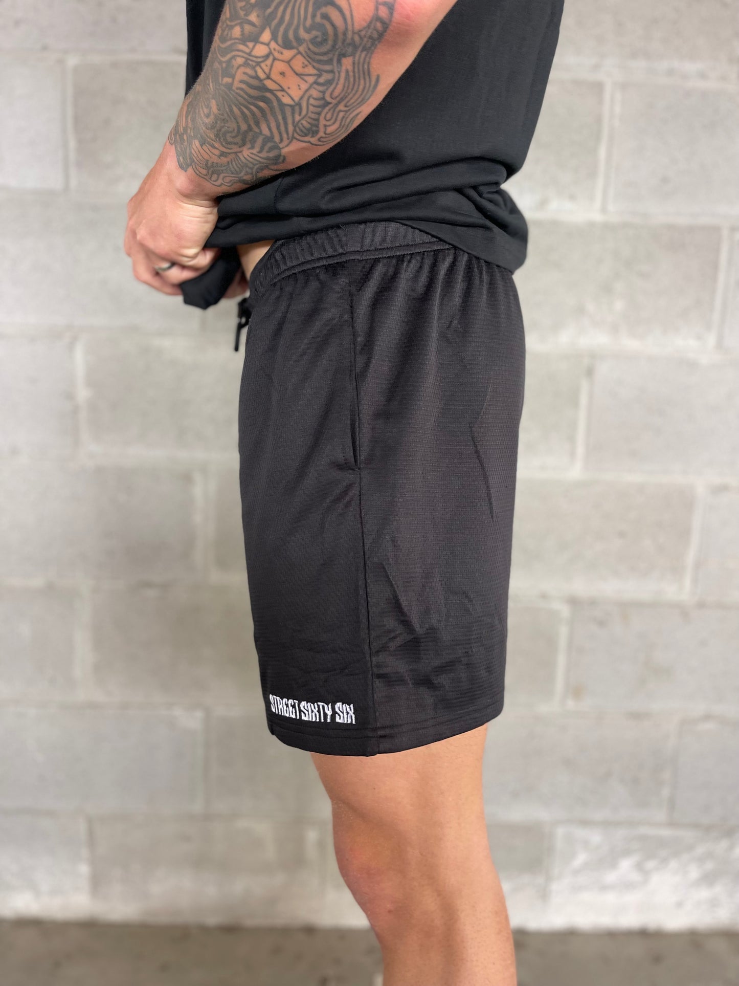 SS6 STAPLE MESH SHORT - BLACK